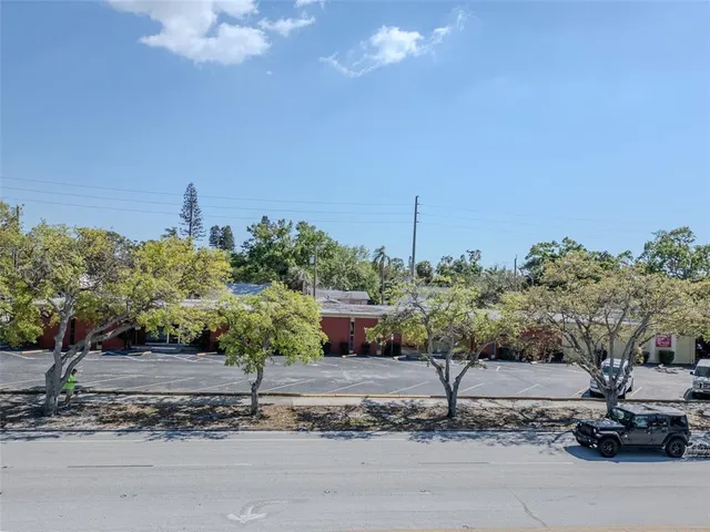 a view of a parking area