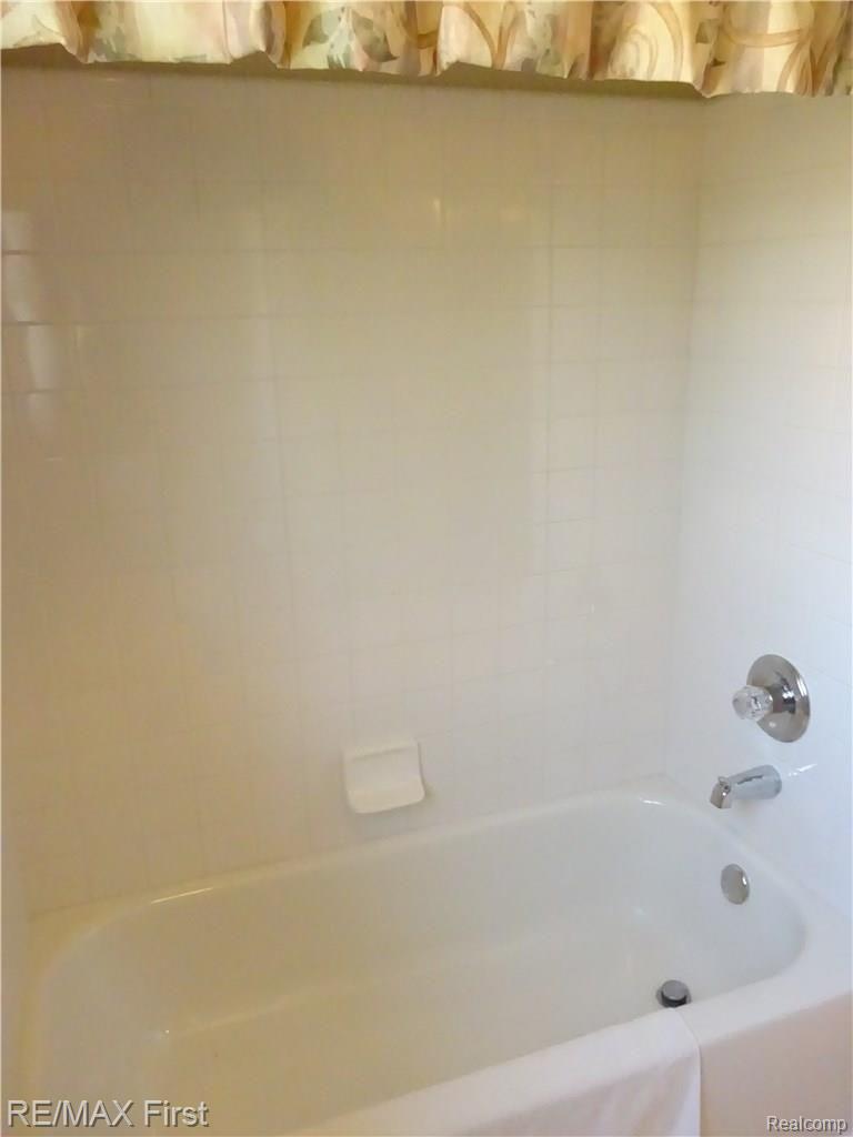 896 Grovecrest Rochester, MI 48307 - Photo 32 of 57 LIKE NEW CERAMIC TILE BATH #2