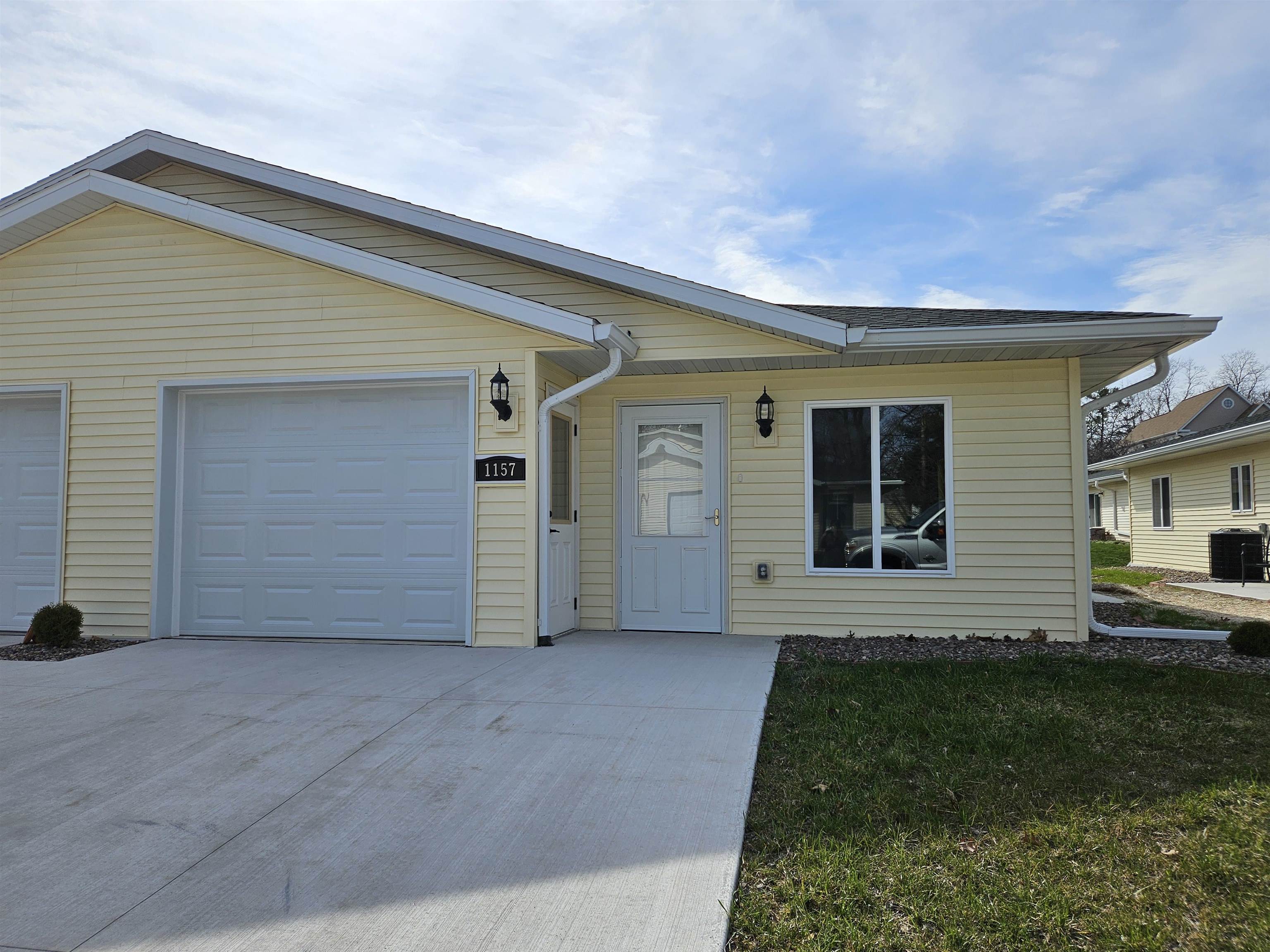 1157 Maple Street Reedsburg, WI 53959 - Photo 2 of 23