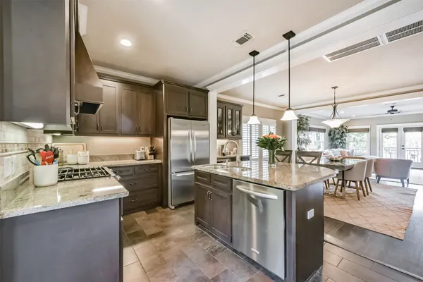 $608,000 | 240 East Woodland Street, Houston, TX 77009