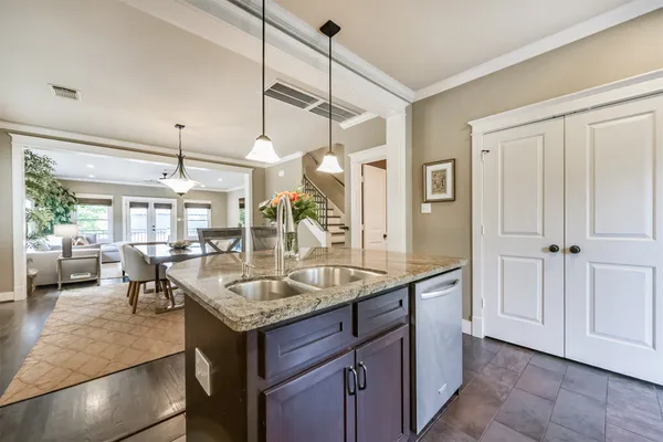 $608,000 | 240 East Woodland Street, Houston, TX 77009