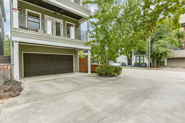 $608,000 | 240 East Woodland Street, Houston, TX 77009