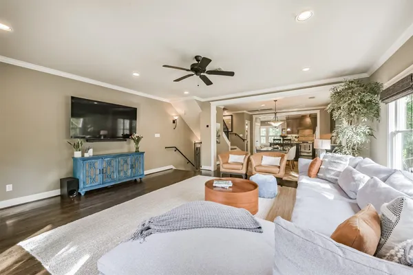 $608,000 | 240 East Woodland Street, Houston, TX 77009