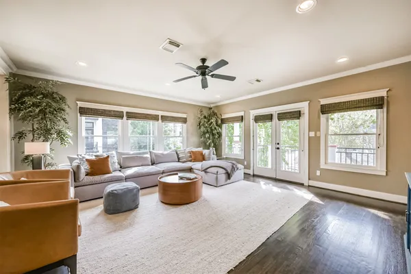 $608,000 | 240 East Woodland Street, Houston, TX 77009