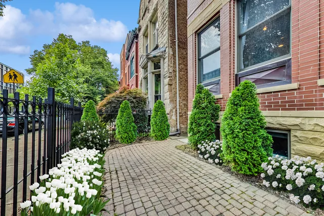 $499,000 | 218 South Laflin Street, Unit 101, Chicago, IL 60607