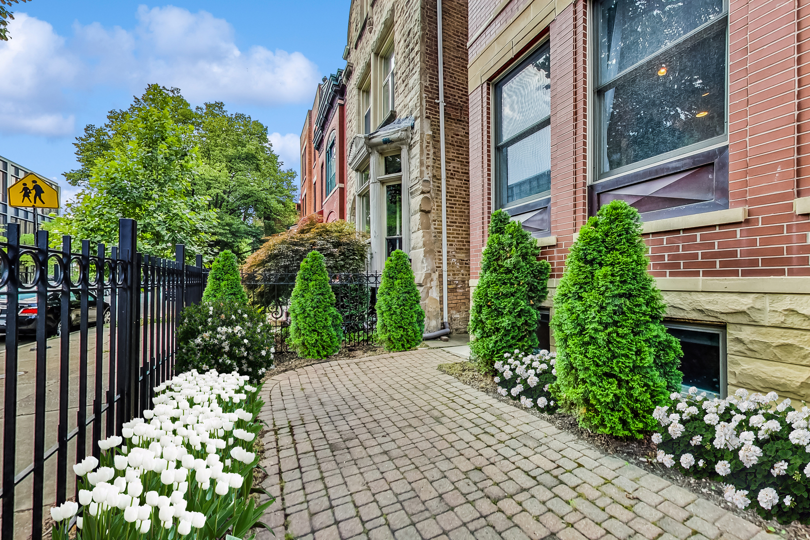 218 South Laflin Street, Unit 101 Chicago, IL 60607 - Photo 17 of 22 a view of a garden with pathway