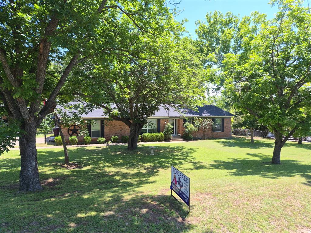 208 Yucca Drive Weatherford, TX 76087 - Photo 2 of 37