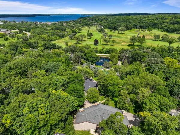 $627,500 | 850 Hillside Drive, Unit GG1, Fontana, WI 53125