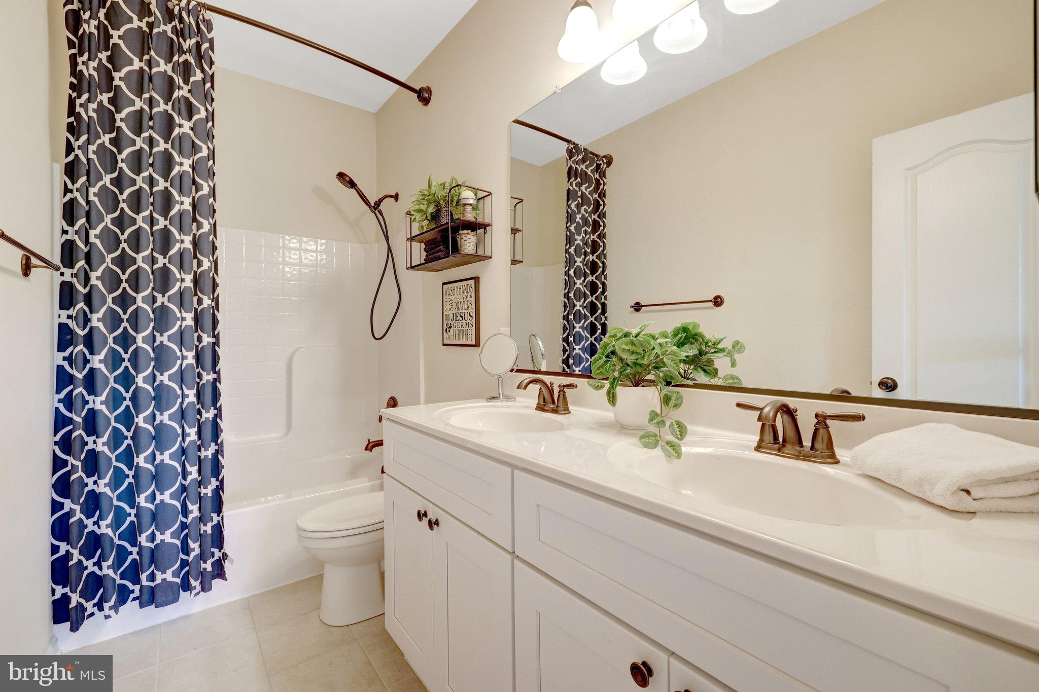 15002 Mountain Road Purcellville, VA 20132 - Photo 33 of 60 Full Bathroom 2 on on upper level