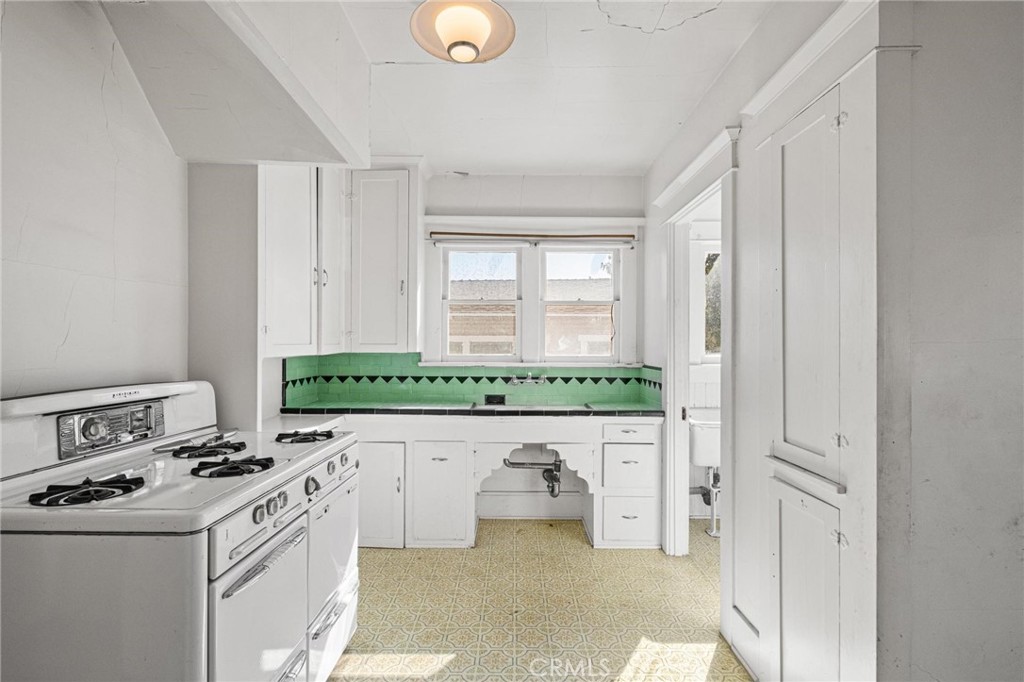 659 West 3rd Street San Pedro, CA 90731 - Photo 13 of 38 a view of a kitchen with a window