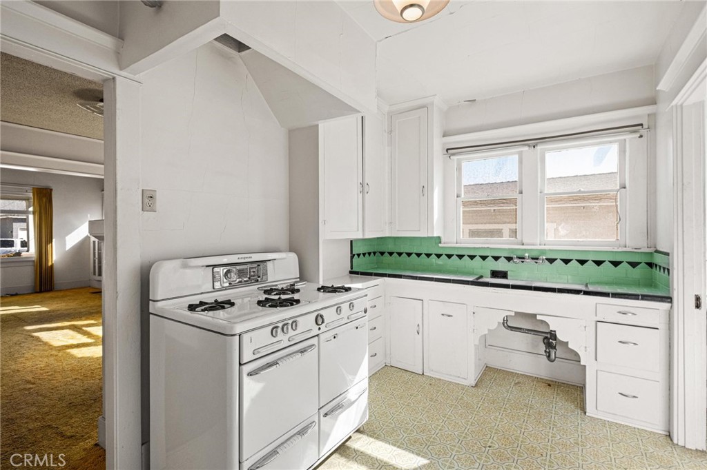 659 West 3rd Street San Pedro, CA 90731 - Photo 14 of 38 a kitchen that has a sink and cabinets