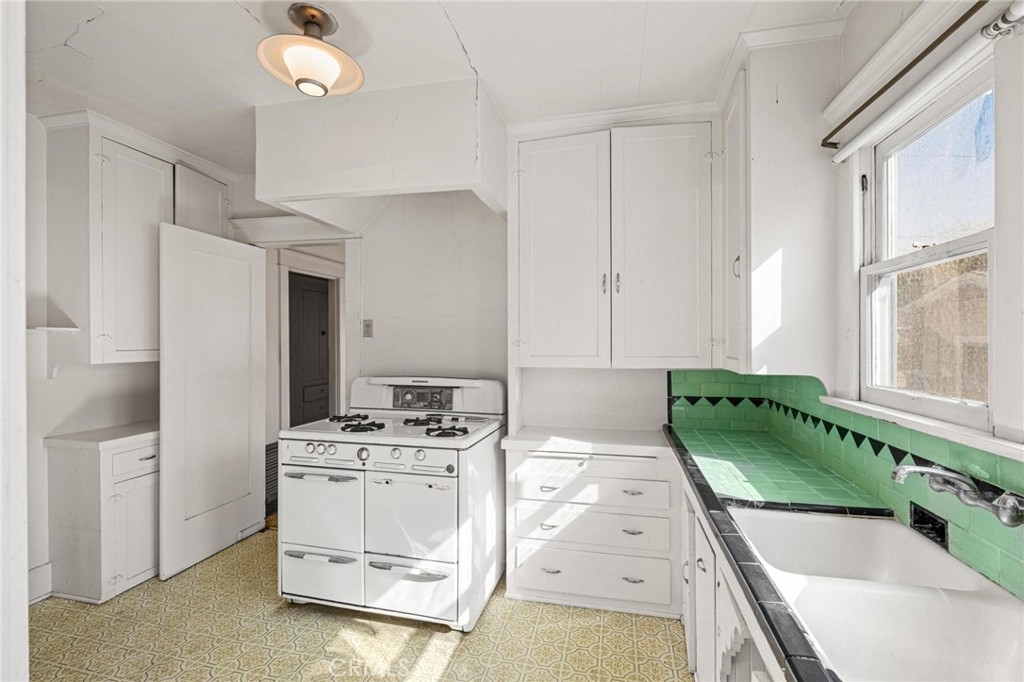 659 West 3rd Street San Pedro, CA 90731 - Photo 18 of 38 a kitchen with white cabinets and white appliances