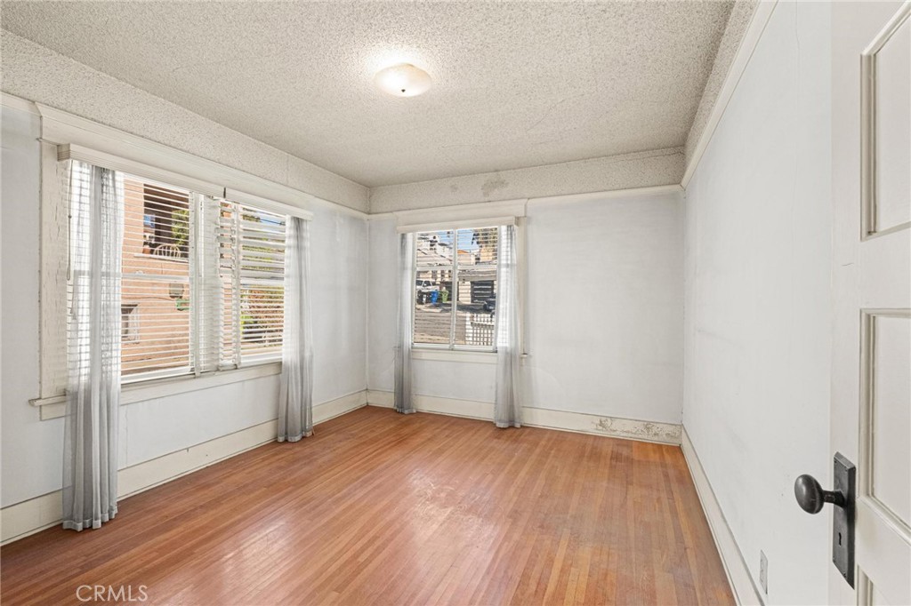 659 West 3rd Street San Pedro, CA 90731 - Photo 20 of 38 an empty room with wooden floor and windows