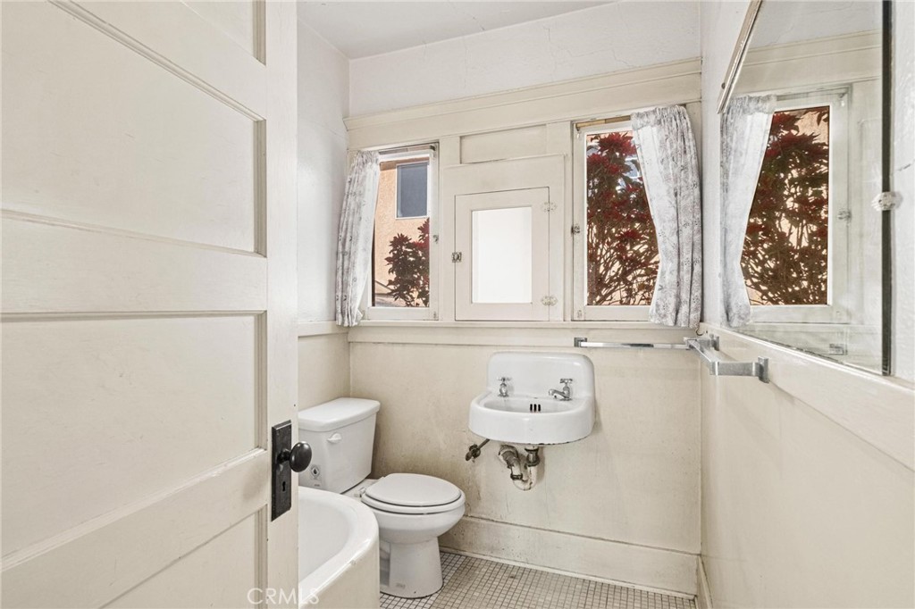 659 West 3rd Street San Pedro, CA 90731 - Photo 22 of 38 a bathroom with a toilet sink and shower