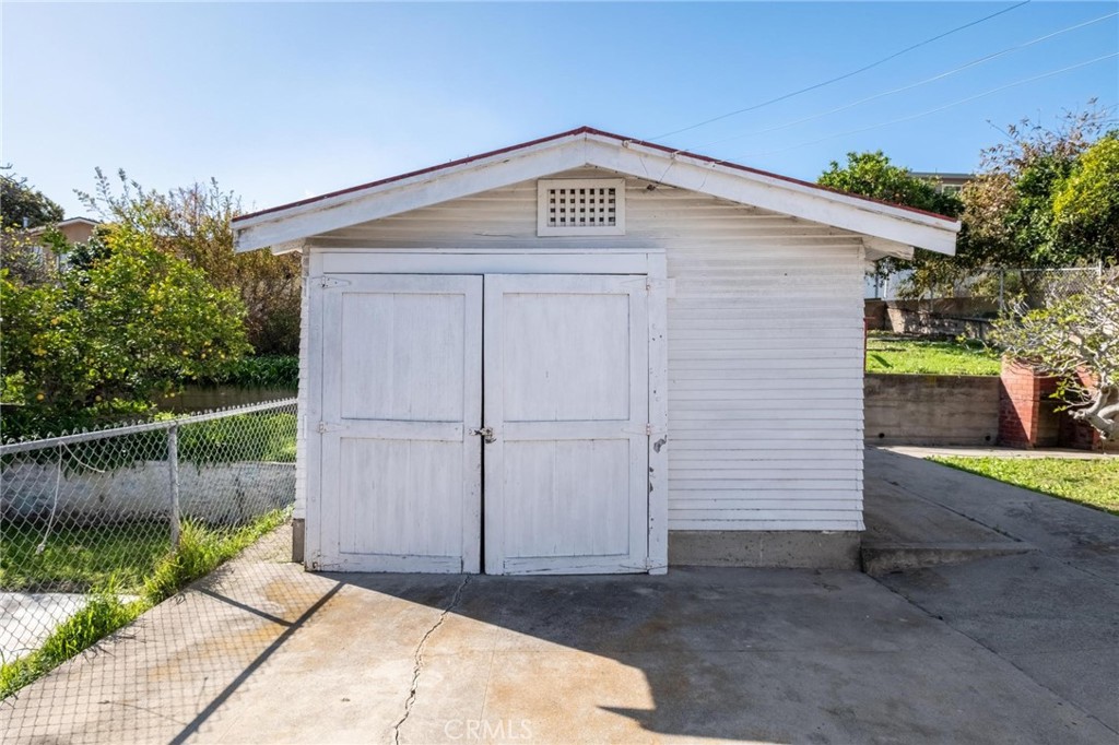 659 West 3rd Street San Pedro, CA 90731 - Photo 27 of 38 a front view of a house with a garden