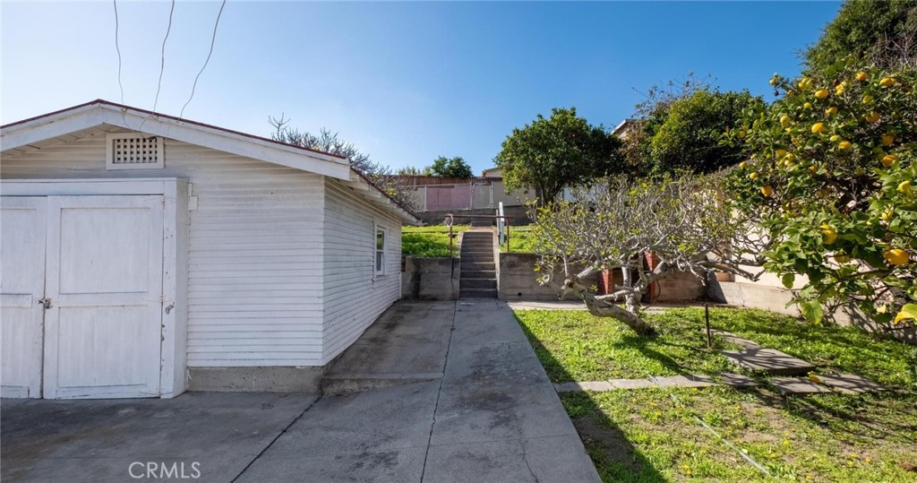 659 West 3rd Street San Pedro, CA 90731 - Photo 28 of 38 a view of a pathway of a house with a yard