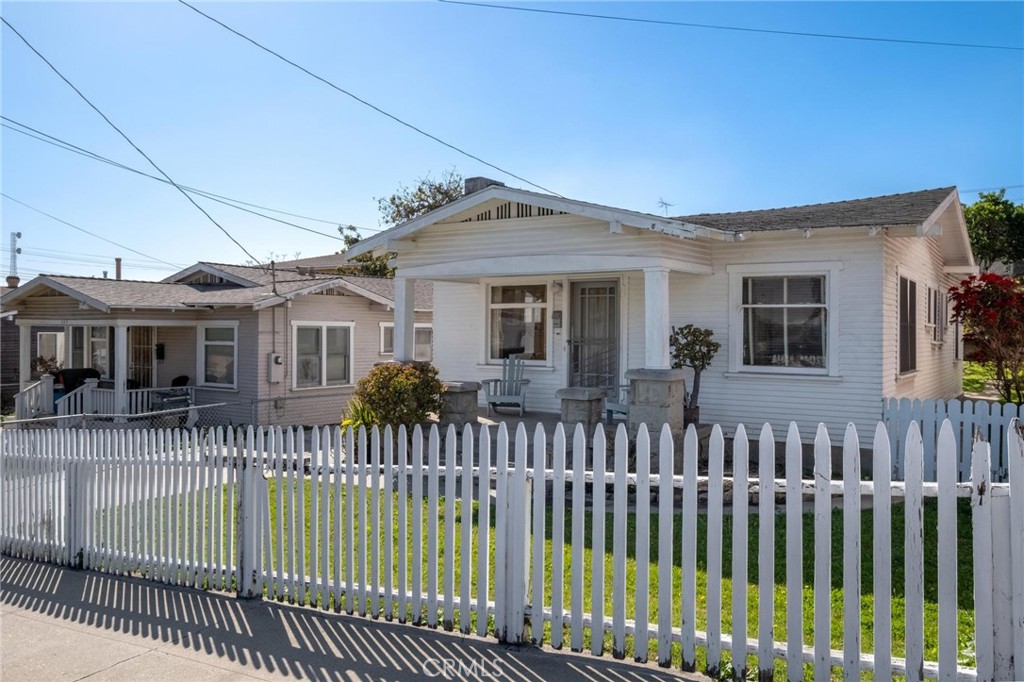 659 West 3rd Street San Pedro, CA 90731 - Photo 37 of 38 a front view of a house with a porch