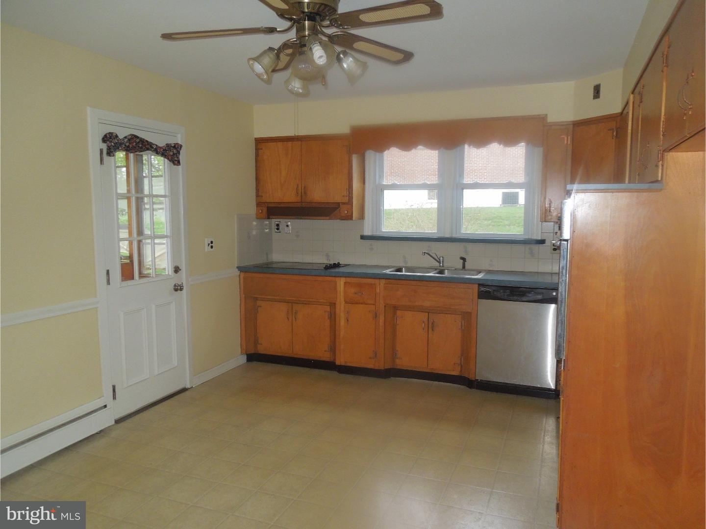 3911 Concord Road Aston, PA 19014 - Photo 4 of 14 Kitchen