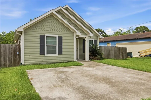 $158,000 | 228 West Elm Street, Winnie, TX 77665