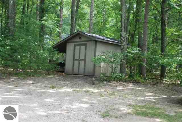 818 Ridge Road Beulah, MI 49617 - Photo 6 of 21 1729099-5.JPG