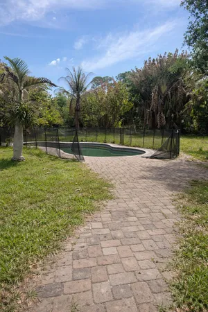 a view of a backyard
