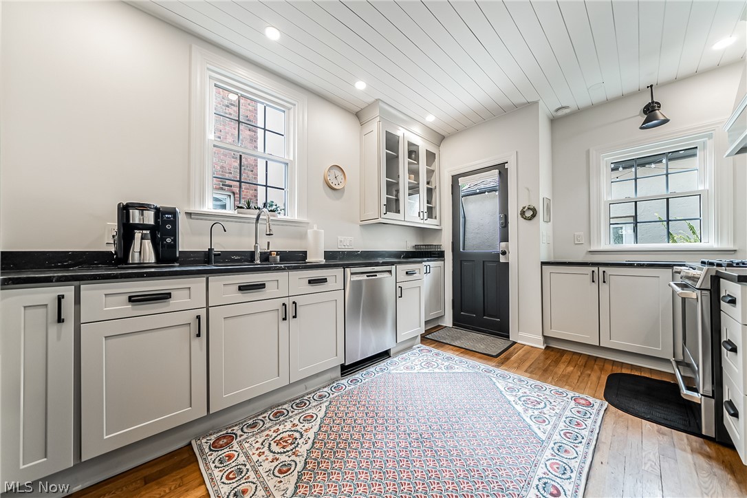 2439 Charney Road Cleveland, OH 44118 - Photo 7 of 34