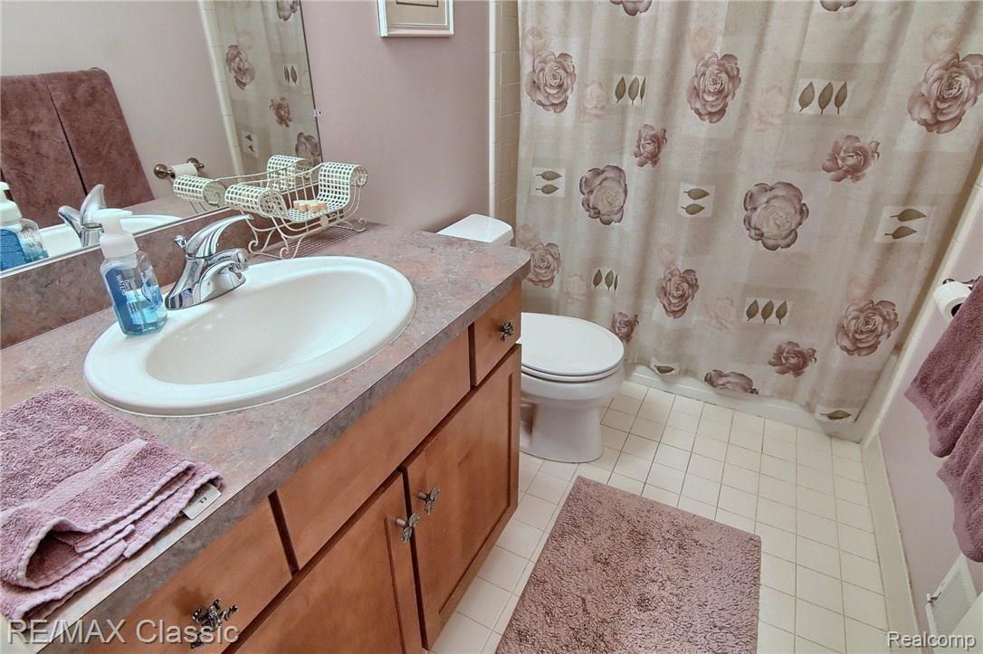 2029 Roundtree Rochester, MI 48307 - Photo 22 of 30 Bathroom.jpg