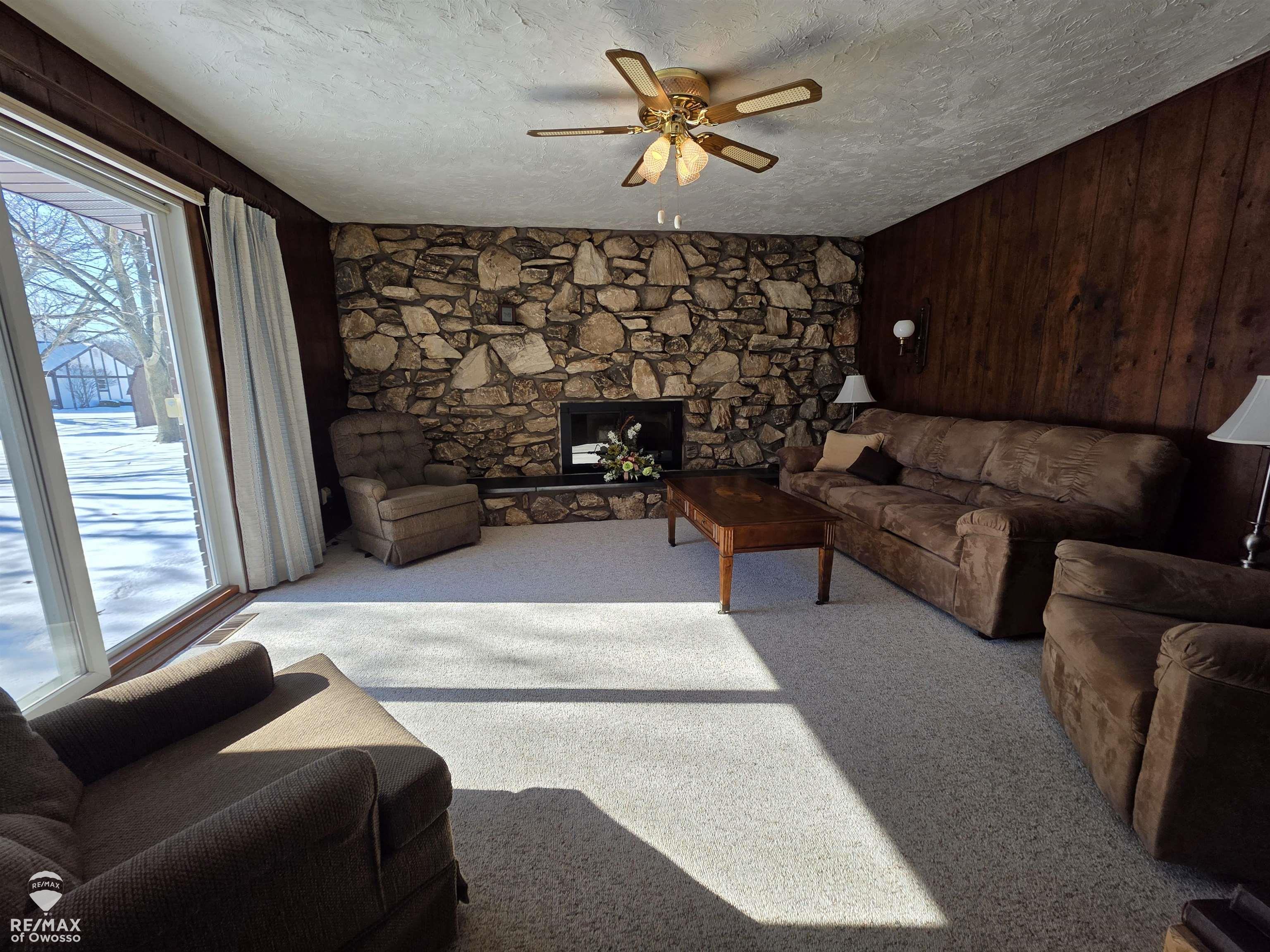 2445 North Hickory Road Owosso, MI 48867 - Photo 9 of 28 Large Family Room