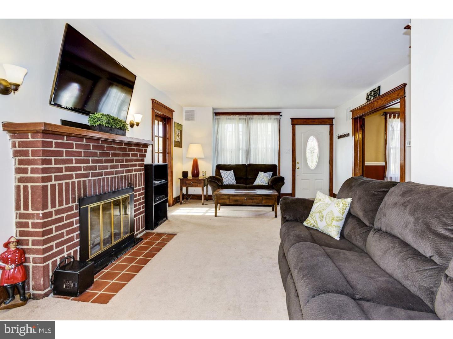 400 Dauphin Street Riverside, NJ 08075 - Photo 10 of 25 Living Room