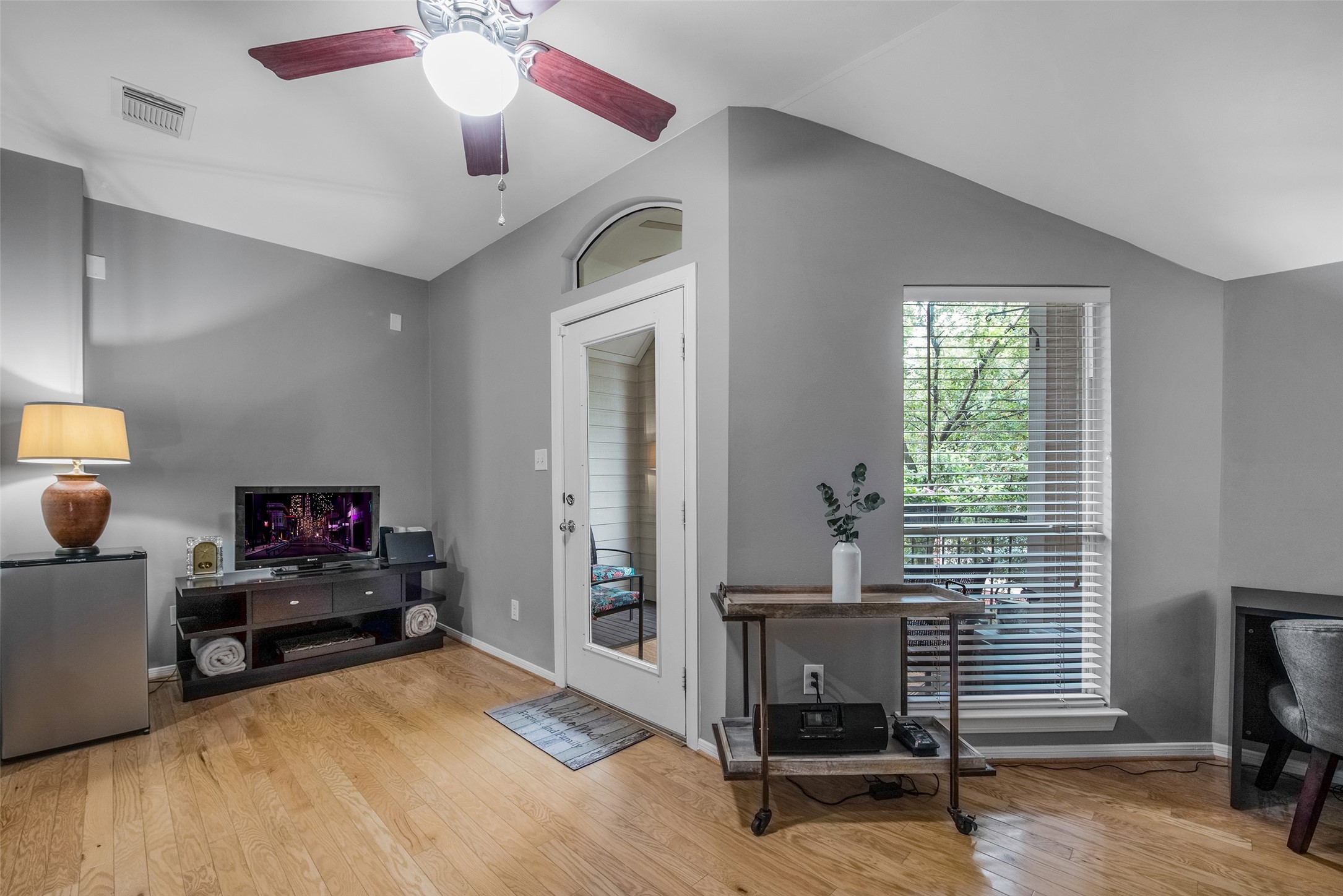 1028 La Rue Street Houston, TX 77019 - Photo 21 of 29 Light and bright
