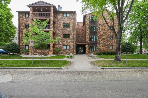 $305,000 | 220 8th Street South, Unit D4, Fargo, ND 58103