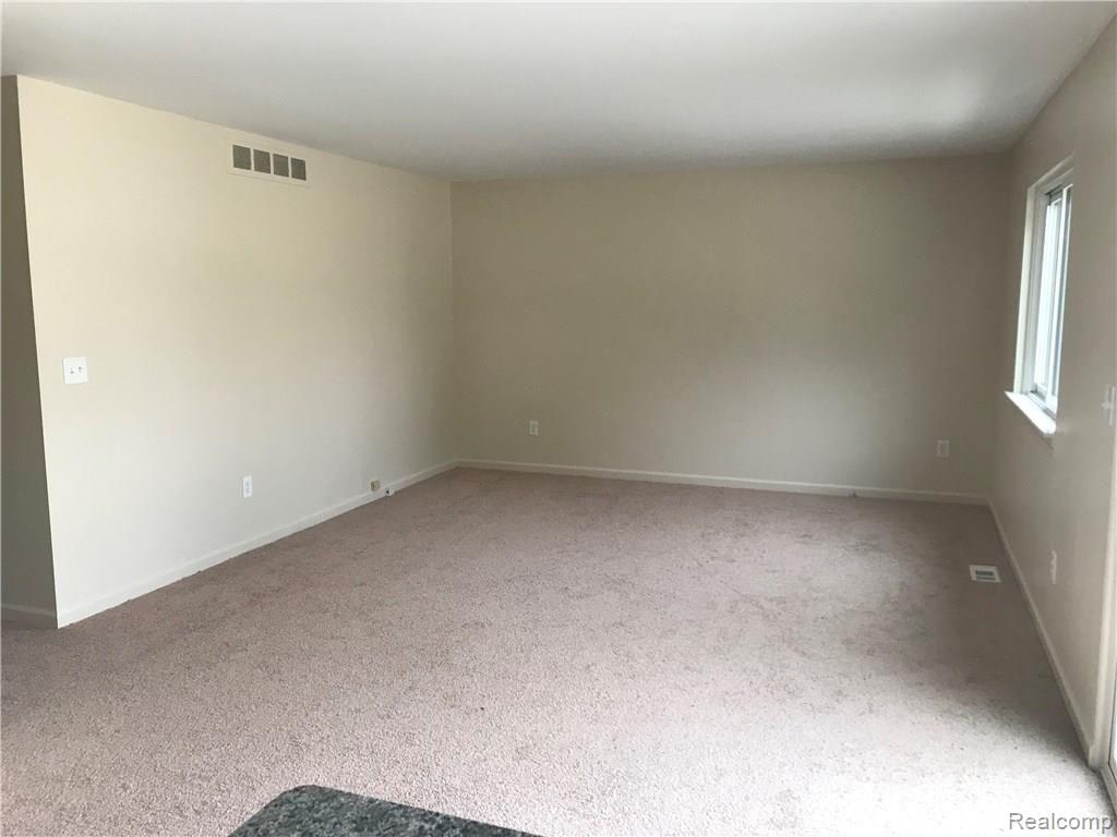 48622 Sugarbush Road, Unit 1 New Baltimore, MI 48047 - Photo 3 of 24 IMG_4613.JPG