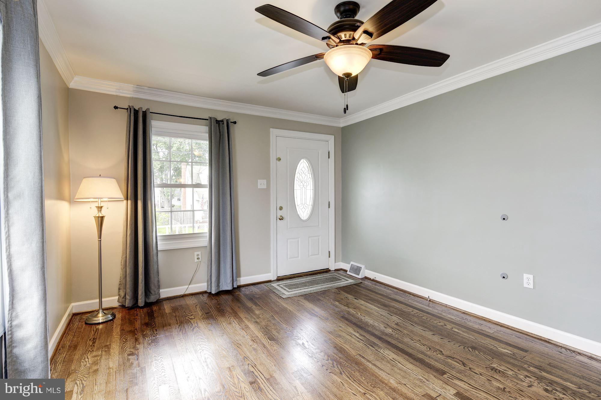 339 Cresswell Road Baltimore, MD 21225 - Photo 8 of 30 Living Room