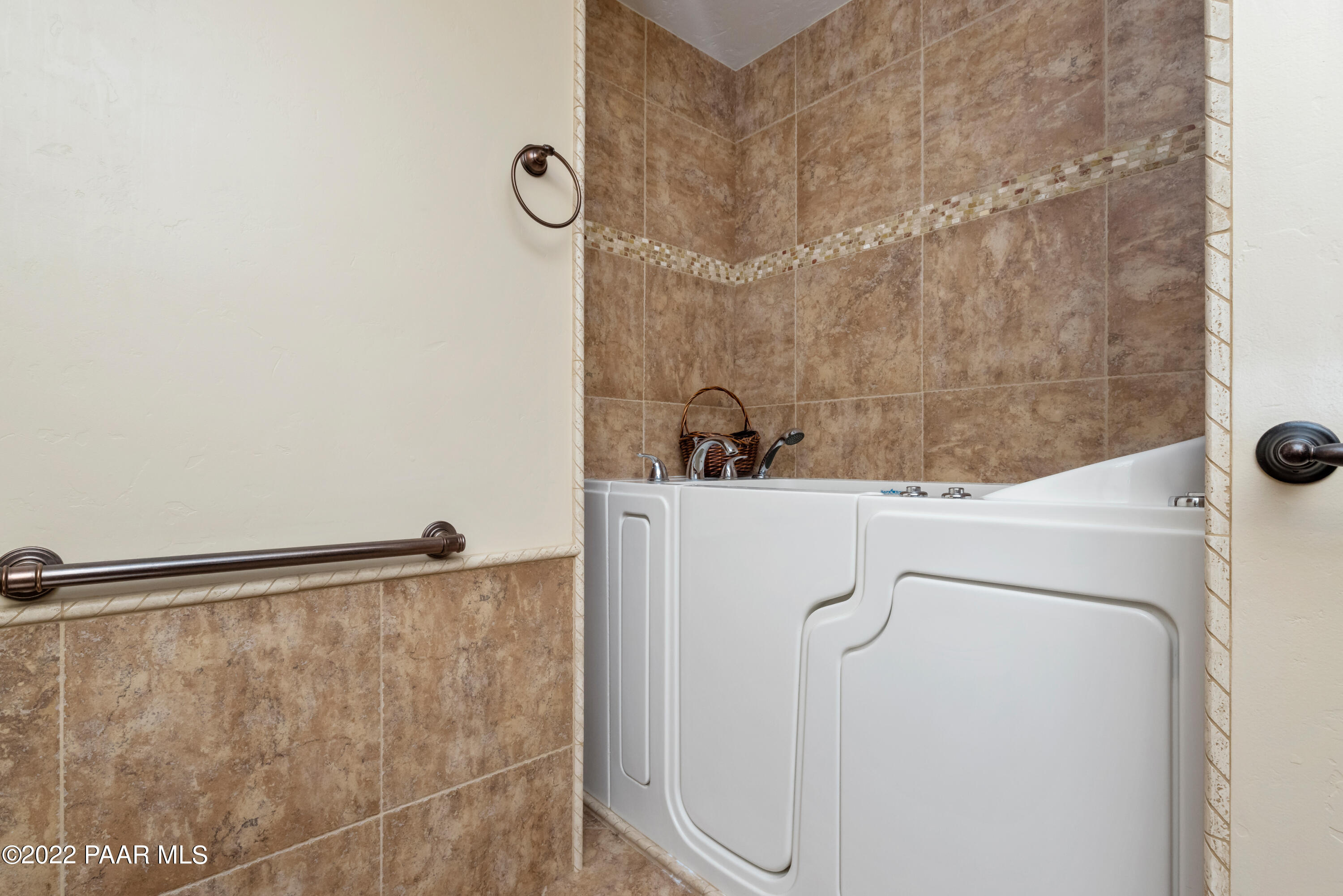 1481 West Cliff Rose Road Prescott, AZ 86305 - Photo 20 of 38 a bathroom with a bathtub