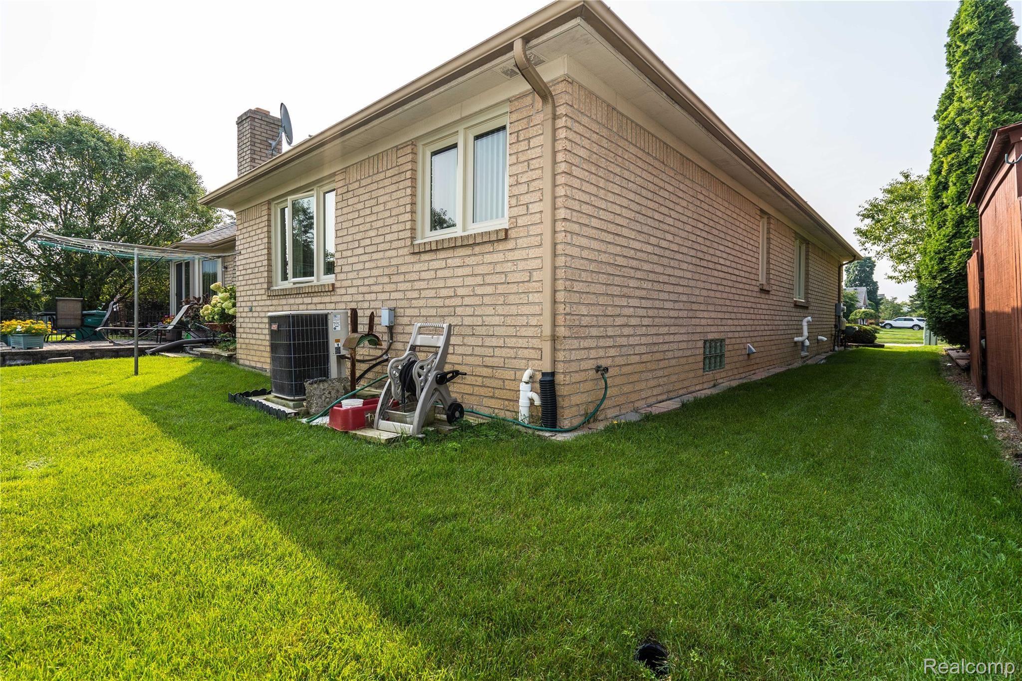 17931 Rocco Drive Macomb, MI 48044 - Photo 5 of 77 DSC05237.jpg