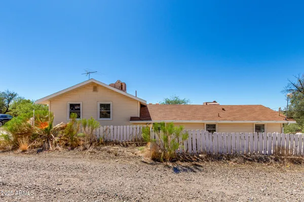 a view of back yard of the house
