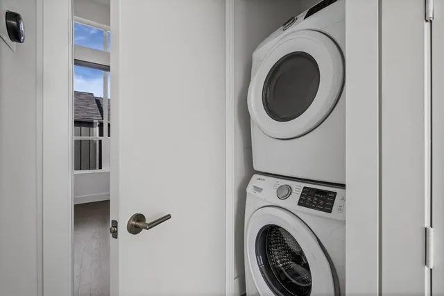 a view of entryway with washer and dryer