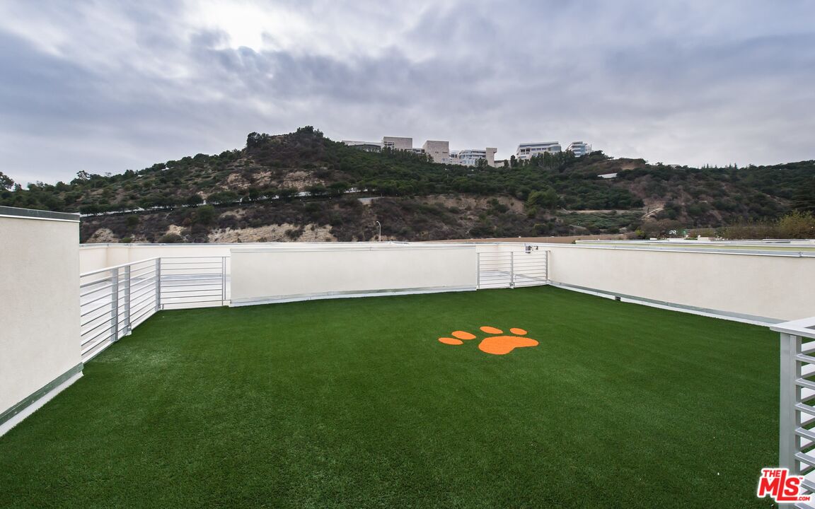 11715 Bellagio Road, Unit 305 Los Angeles, CA 90049 - Photo 22 of 25 a view of a back yard from a lake