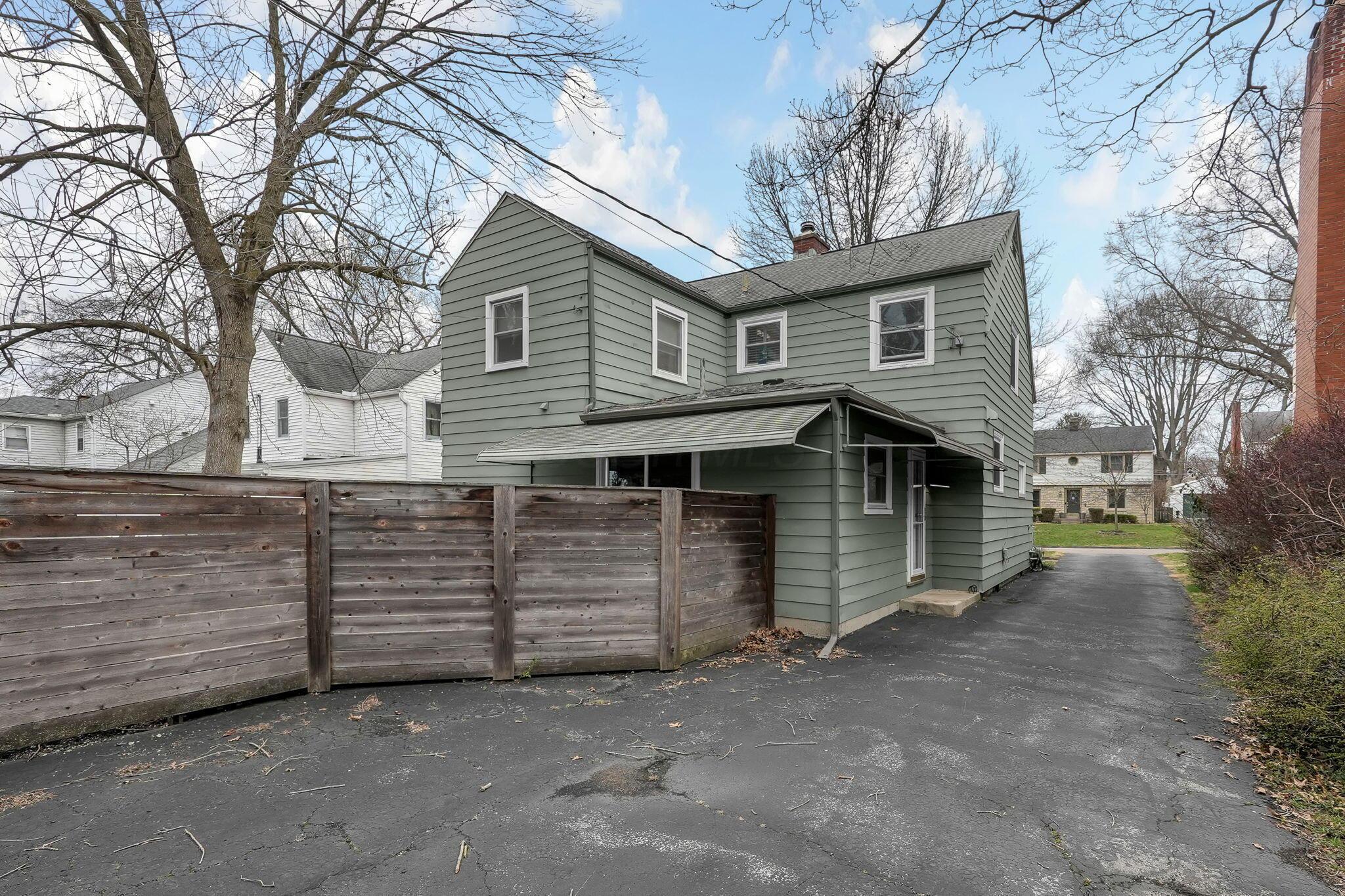 139 Aldrich Road Columbus, OH 43214 - Photo 4 of 46 Carriageway Parking