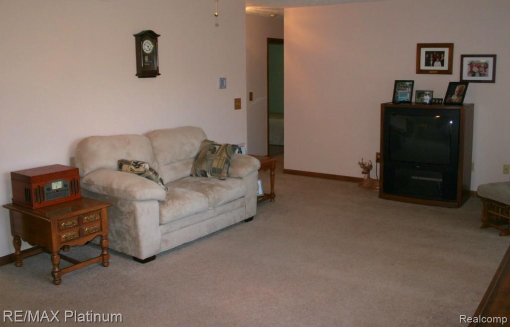 6427 East Clyde Road Howell, MI 48855 - Photo 7 of 34 Everything is neat and clean!