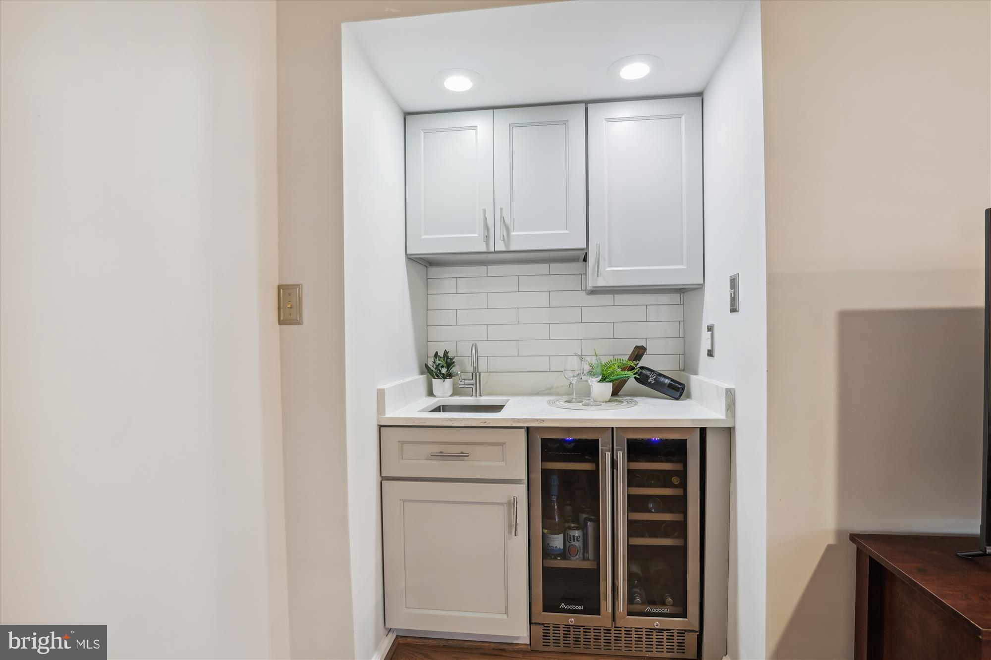 15895 Northgate Drive Dumfries, VA 22025 - Photo 13 of 39 Perfect wet bar for entertaining!