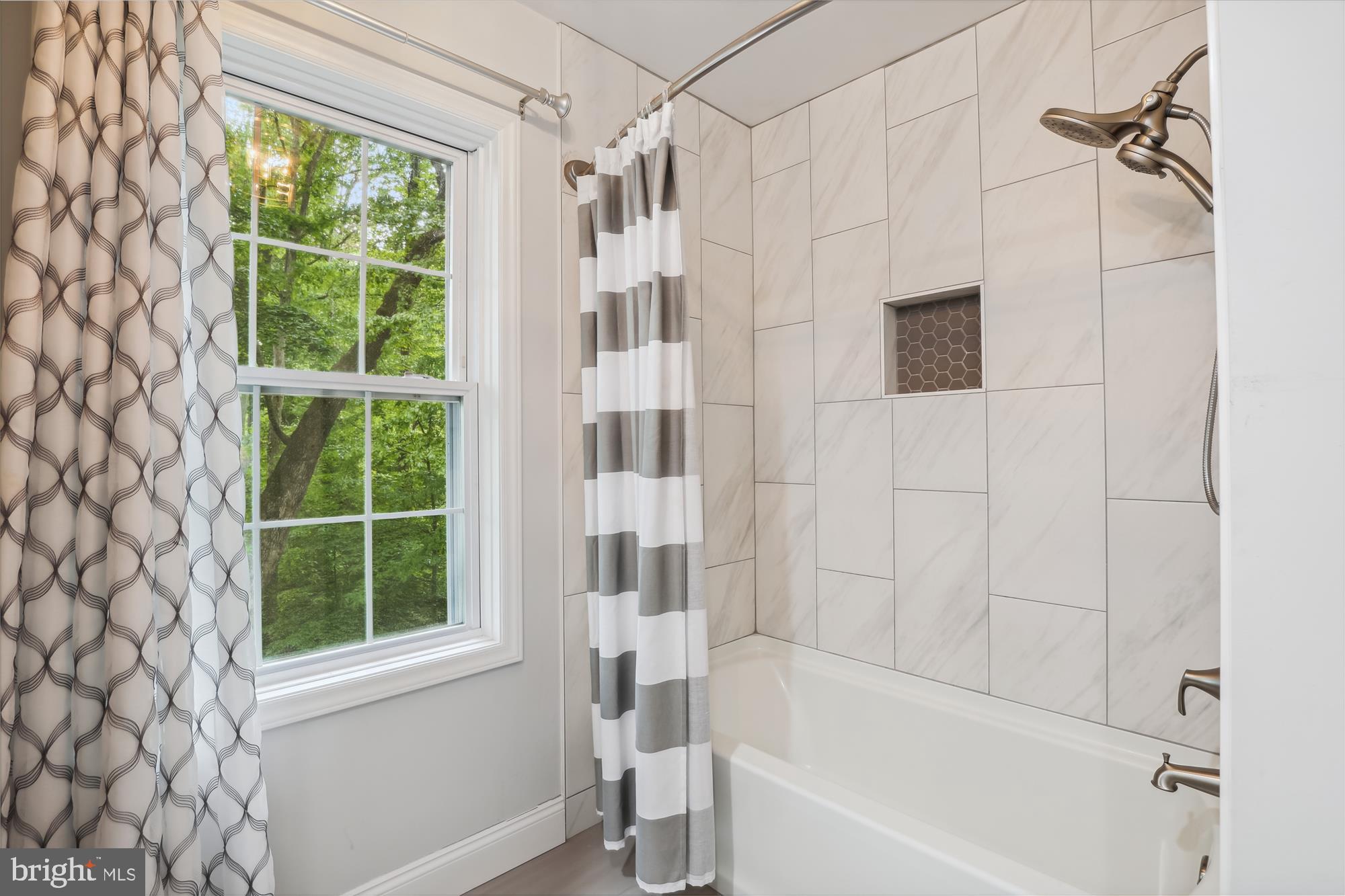 15895 Northgate Drive Dumfries, VA 22025 - Photo 26 of 39 Tiled shower/bath combo