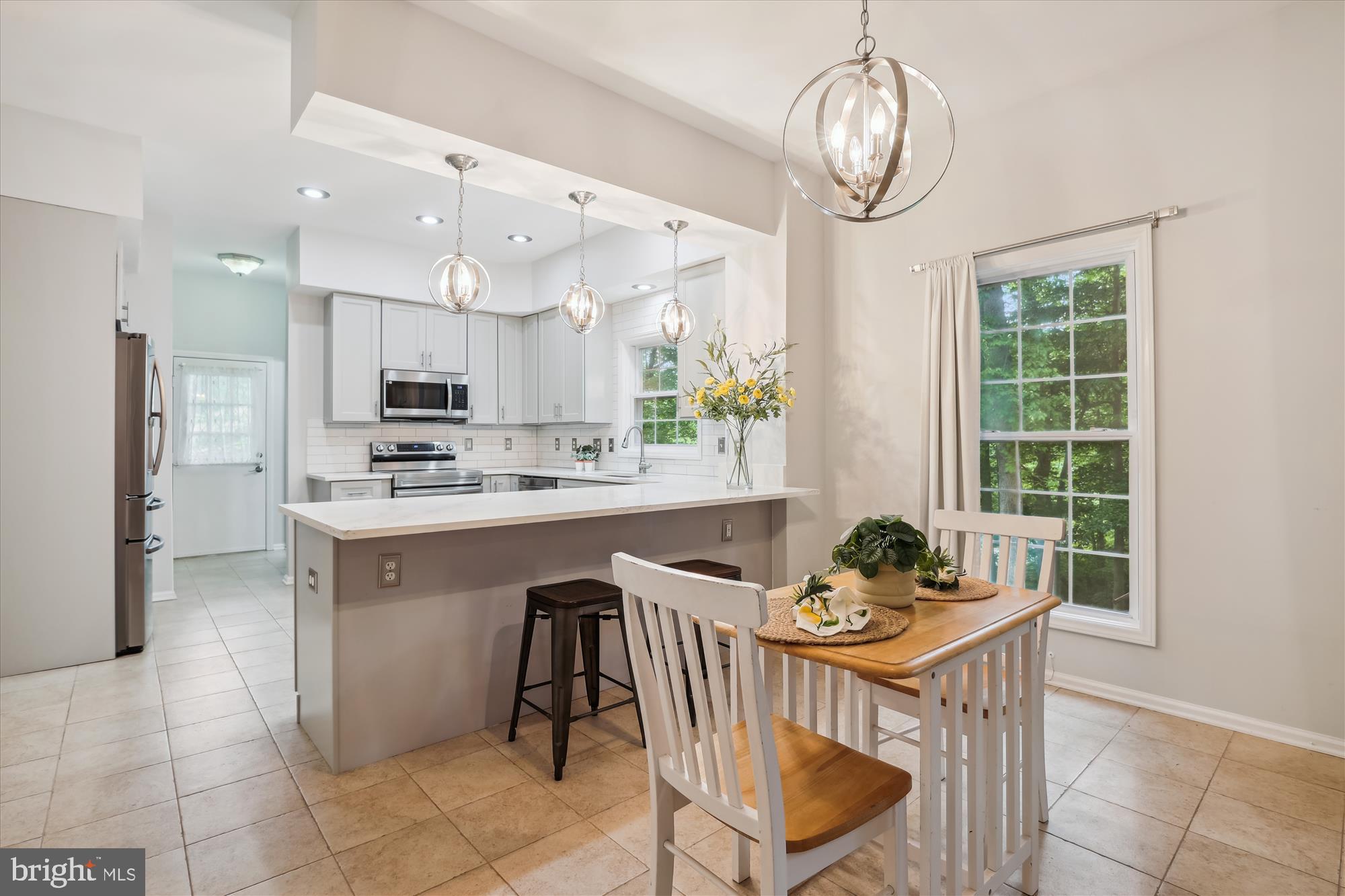15895 Northgate Drive Dumfries, VA 22025 - Photo 9 of 39 Breakfast bar AND breakfast area!
