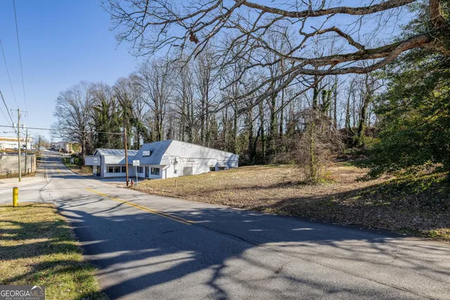 a view of yard with tree