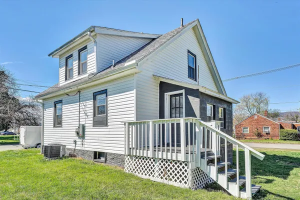 $2,100 | 402 7th Street, Salem, VA 24153