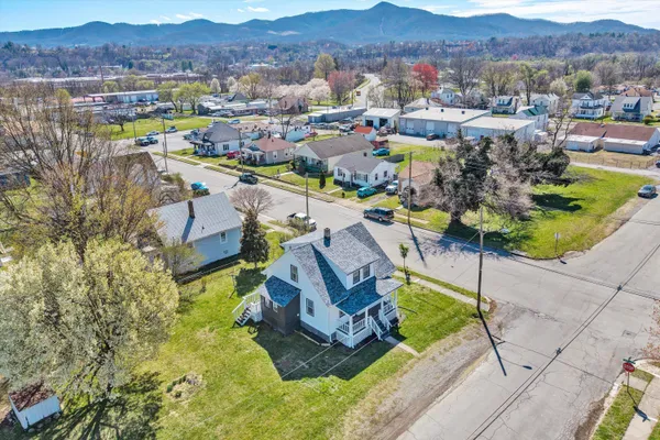 $2,100 | 402 7th Street, Salem, VA 24153