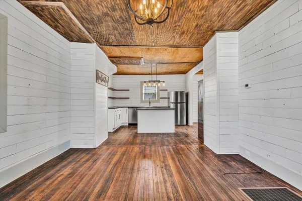 $2,100 | 402 7th Street, Salem, VA 24153