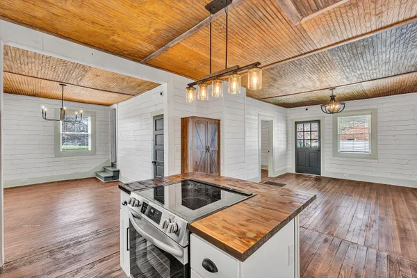 $2,100 | 402 7th Street, Salem, VA 24153