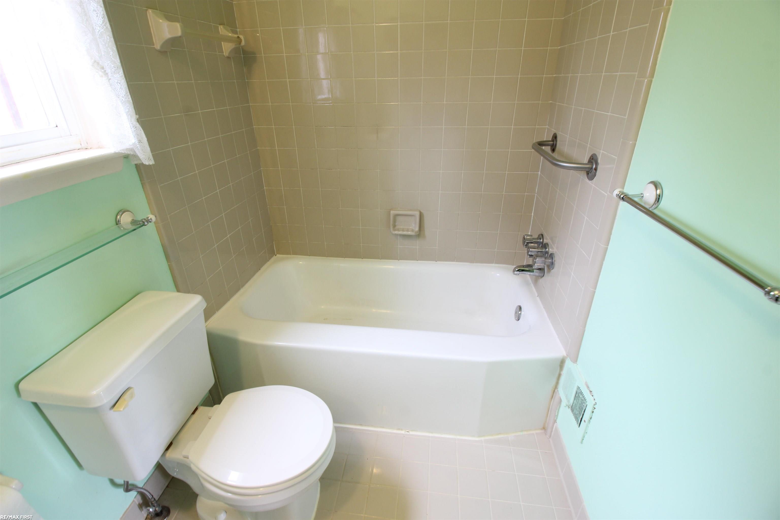 20385 15 Mile Road Clinton Township, MI 48035 - Photo 8 of 14 50106271-7.JPG