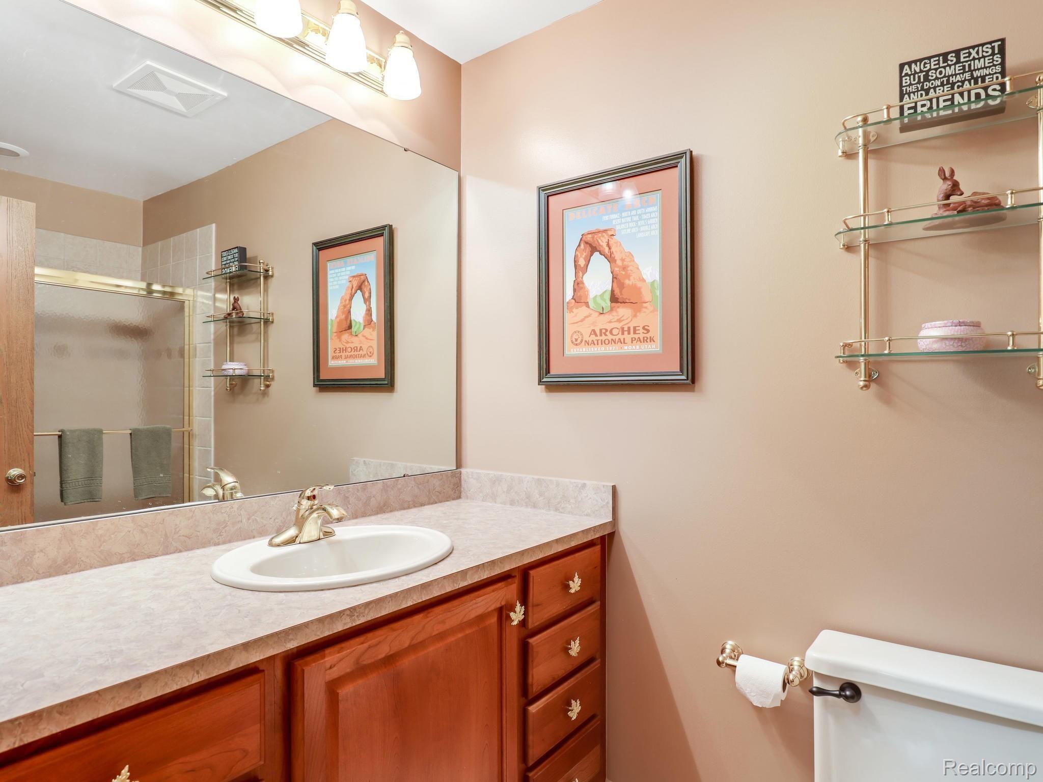 643 Shelley Drive Rochester, MI 48307 - Photo 25 of 46 Guest Bathroom